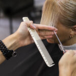 Haare schneiden im Friseursalon am Gutshof