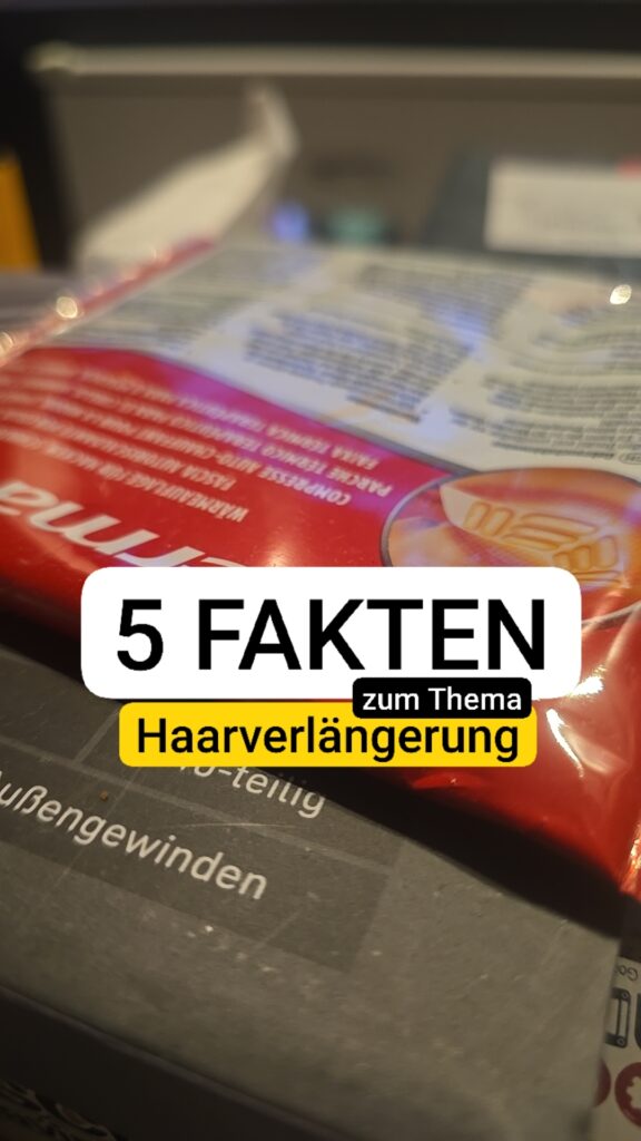 Rote Verpackung auf grauem Untergrund mit Textgrafik '5 FAKTEN zum Thema Haarverlängerung'.